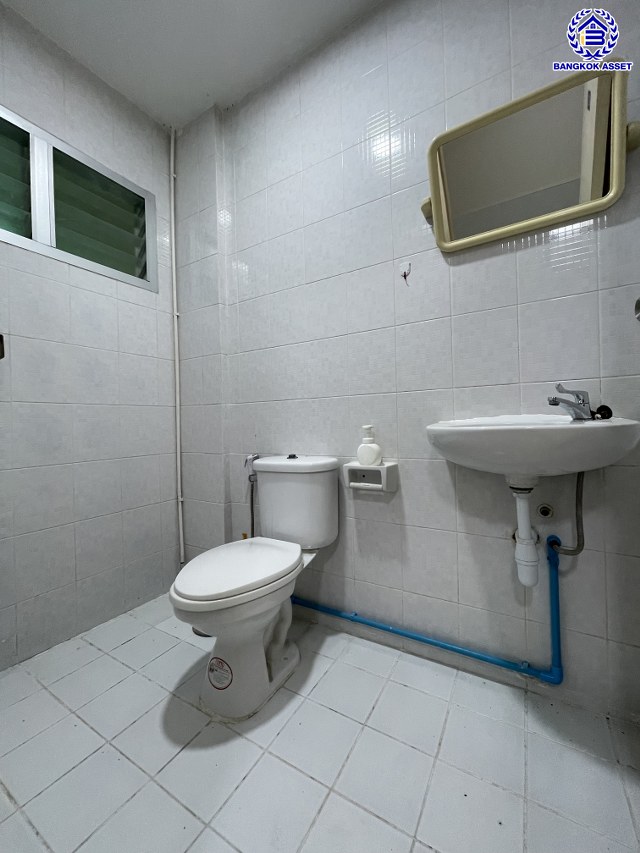 ทาวน์เฮ้าส์มือสองกรุงเทพฯ โครงการ ทาวน์อินทาวน์ ลาดพร้าว94 เนื้อที่ 17.90 ตร.ว. พื้นที่ใช้สอย 248 ตร.ม. ฟังก์ชัน 4 ห้องนอน 3 ห้องน้ำ 1 ที่จอดรถ แถมฟรี! เครื่องปรับอากาศ, เครื่องทำน้ำอุ่น, ปั้มน้ำ บนทำเลเดินทางสะดวก เชื่อมต่อถนนประดิษฐ์มนูธรรม, ถนนรามคำแหง ใกล้รถไฟฟ้าสายสีเหลือง "สถานีลาดพร้าว83" และจุดขึ้นทางด่วน "พิเศษฉลองรัช"