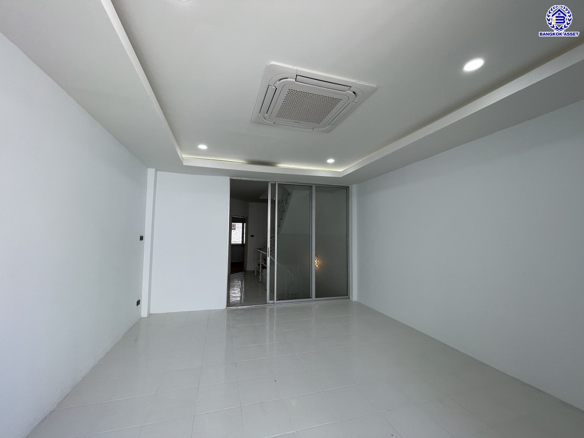 ทาวน์เฮ้าส์มือสองกรุงเทพฯ โครงการ ทาวน์อินทาวน์ ลาดพร้าว94 เนื้อที่ 17.90 ตร.ว. พื้นที่ใช้สอย 248 ตร.ม. ฟังก์ชัน 4 ห้องนอน 3 ห้องน้ำ 1 ที่จอดรถ แถมฟรี! เครื่องปรับอากาศ, เครื่องทำน้ำอุ่น, ปั้มน้ำ บนทำเลเดินทางสะดวก เชื่อมต่อถนนประดิษฐ์มนูธรรม, ถนนรามคำแหง ใกล้รถไฟฟ้าสายสีเหลือง "สถานีลาดพร้าว83" และจุดขึ้นทางด่วน "พิเศษฉลองรัช"