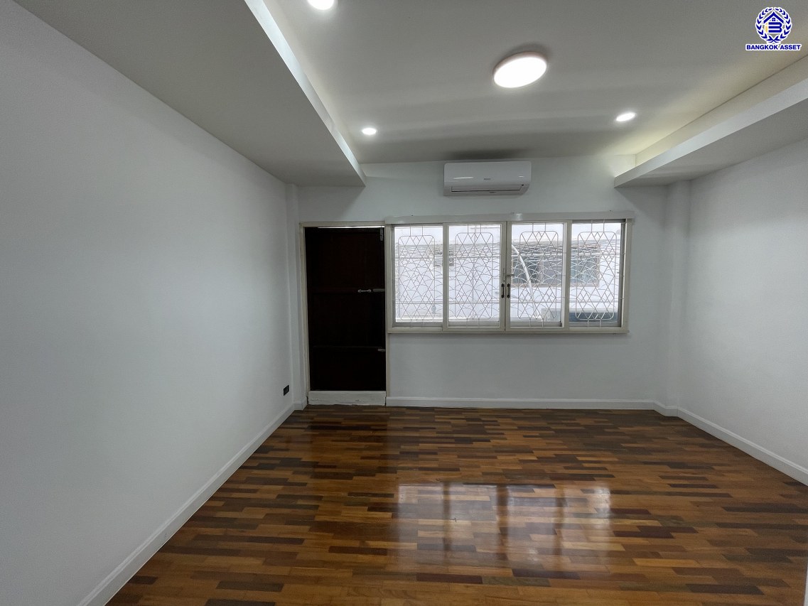 ทาวน์เฮ้าส์มือสองกรุงเทพฯ โครงการ ทาวน์อินทาวน์ ลาดพร้าว94 เนื้อที่ 17.90 ตร.ว. พื้นที่ใช้สอย 248 ตร.ม. ฟังก์ชัน 4 ห้องนอน 3 ห้องน้ำ 1 ที่จอดรถ แถมฟรี! เครื่องปรับอากาศ, เครื่องทำน้ำอุ่น, ปั้มน้ำ บนทำเลเดินทางสะดวก เชื่อมต่อถนนประดิษฐ์มนูธรรม, ถนนรามคำแหง ใกล้รถไฟฟ้าสายสีเหลือง "สถานีลาดพร้าว83" และจุดขึ้นทางด่วน "พิเศษฉลองรัช"