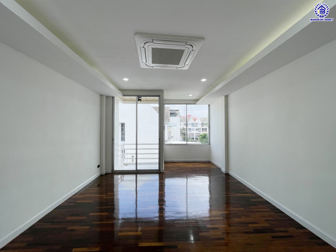 ทาวน์เฮ้าส์มือสองกรุงเทพฯ โครงการ ทาวน์อินทาวน์ ลาดพร้าว94 เนื้อที่ 17.90 ตร.ว. พื้นที่ใช้สอย 248 ตร.ม. ฟังก์ชัน 4 ห้องนอน 3 ห้องน้ำ 1 ที่จอดรถ แถมฟรี! เครื่องปรับอากาศ, เครื่องทำน้ำอุ่น, ปั้มน้ำ บนทำเลเดินทางสะดวก เชื่อมต่อถนนประดิษฐ์มนูธรรม, ถนนรามคำแหง ใกล้รถไฟฟ้าสายสีเหลือง "สถานีลาดพร้าว83" และจุดขึ้นทางด่วน "พิเศษฉลองรัช"