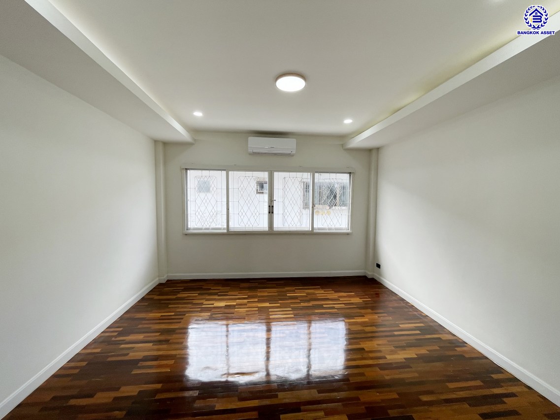 ทาวน์เฮ้าส์มือสองกรุงเทพฯ โครงการ ทาวน์อินทาวน์ ลาดพร้าว94 เนื้อที่ 17.90 ตร.ว. พื้นที่ใช้สอย 248 ตร.ม. ฟังก์ชัน 4 ห้องนอน 3 ห้องน้ำ 1 ที่จอดรถ แถมฟรี! เครื่องปรับอากาศ, เครื่องทำน้ำอุ่น, ปั้มน้ำ บนทำเลเดินทางสะดวก เชื่อมต่อถนนประดิษฐ์มนูธรรม, ถนนรามคำแหง ใกล้รถไฟฟ้าสายสีเหลือง "สถานีลาดพร้าว83" และจุดขึ้นทางด่วน "พิเศษฉลองรัช"