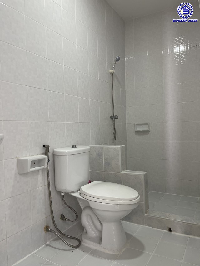 ทาวน์เฮ้าส์มือสองกรุงเทพฯ โครงการ ทาวน์อินทาวน์ ลาดพร้าว94 เนื้อที่ 17.90 ตร.ว. พื้นที่ใช้สอย 248 ตร.ม. ฟังก์ชัน 4 ห้องนอน 3 ห้องน้ำ 1 ที่จอดรถ แถมฟรี! เครื่องปรับอากาศ, เครื่องทำน้ำอุ่น, ปั้มน้ำ บนทำเลเดินทางสะดวก เชื่อมต่อถนนประดิษฐ์มนูธรรม, ถนนรามคำแหง ใกล้รถไฟฟ้าสายสีเหลือง "สถานีลาดพร้าว83" และจุดขึ้นทางด่วน "พิเศษฉลองรัช"