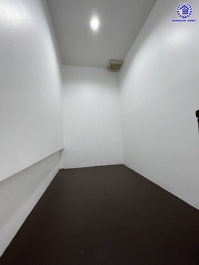 ทาวน์เฮ้าส์มือสองกรุงเทพฯ โครงการ ทาวน์อินทาวน์ ลาดพร้าว94 เนื้อที่ 17.90 ตร.ว. พื้นที่ใช้สอย 248 ตร.ม. ฟังก์ชัน 4 ห้องนอน 3 ห้องน้ำ 1 ที่จอดรถ แถมฟรี! เครื่องปรับอากาศ, เครื่องทำน้ำอุ่น, ปั้มน้ำ บนทำเลเดินทางสะดวก เชื่อมต่อถนนประดิษฐ์มนูธรรม, ถนนรามคำแหง ใกล้รถไฟฟ้าสายสีเหลือง "สถานีลาดพร้าว83" และจุดขึ้นทางด่วน "พิเศษฉลองรัช"