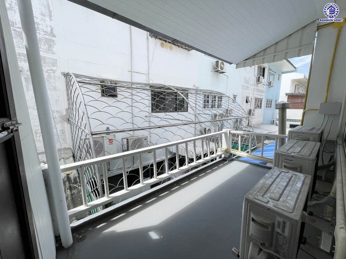 ทาวน์เฮ้าส์มือสองกรุงเทพฯ โครงการ ทาวน์อินทาวน์ ลาดพร้าว94 เนื้อที่ 17.90 ตร.ว. พื้นที่ใช้สอย 248 ตร.ม. ฟังก์ชัน 4 ห้องนอน 3 ห้องน้ำ 1 ที่จอดรถ แถมฟรี! เครื่องปรับอากาศ, เครื่องทำน้ำอุ่น, ปั้มน้ำ บนทำเลเดินทางสะดวก เชื่อมต่อถนนประดิษฐ์มนูธรรม, ถนนรามคำแหง ใกล้รถไฟฟ้าสายสีเหลือง "สถานีลาดพร้าว83" และจุดขึ้นทางด่วน "พิเศษฉลองรัช"