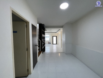 ทาวน์เฮ้าส์มือสองกรุงเทพฯ โครงการ ทาวน์อินทาวน์ ลาดพร้าว94 เนื้อที่ 17.90 ตร.ว. พื้นที่ใช้สอย 248 ตร.ม. ฟังก์ชัน 4 ห้องนอน 3 ห้องน้ำ 1 ที่จอดรถ แถมฟรี! เครื่องปรับอากาศ, เครื่องทำน้ำอุ่น, ปั้มน้ำ บนทำเลเดินทางสะดวก เชื่อมต่อถนนประดิษฐ์มนูธรรม, ถนนรามคำแหง ใกล้รถไฟฟ้าสายสีเหลือง "สถานีลาดพร้าว83" และจุดขึ้นทางด่วน "พิเศษฉลองรัช"