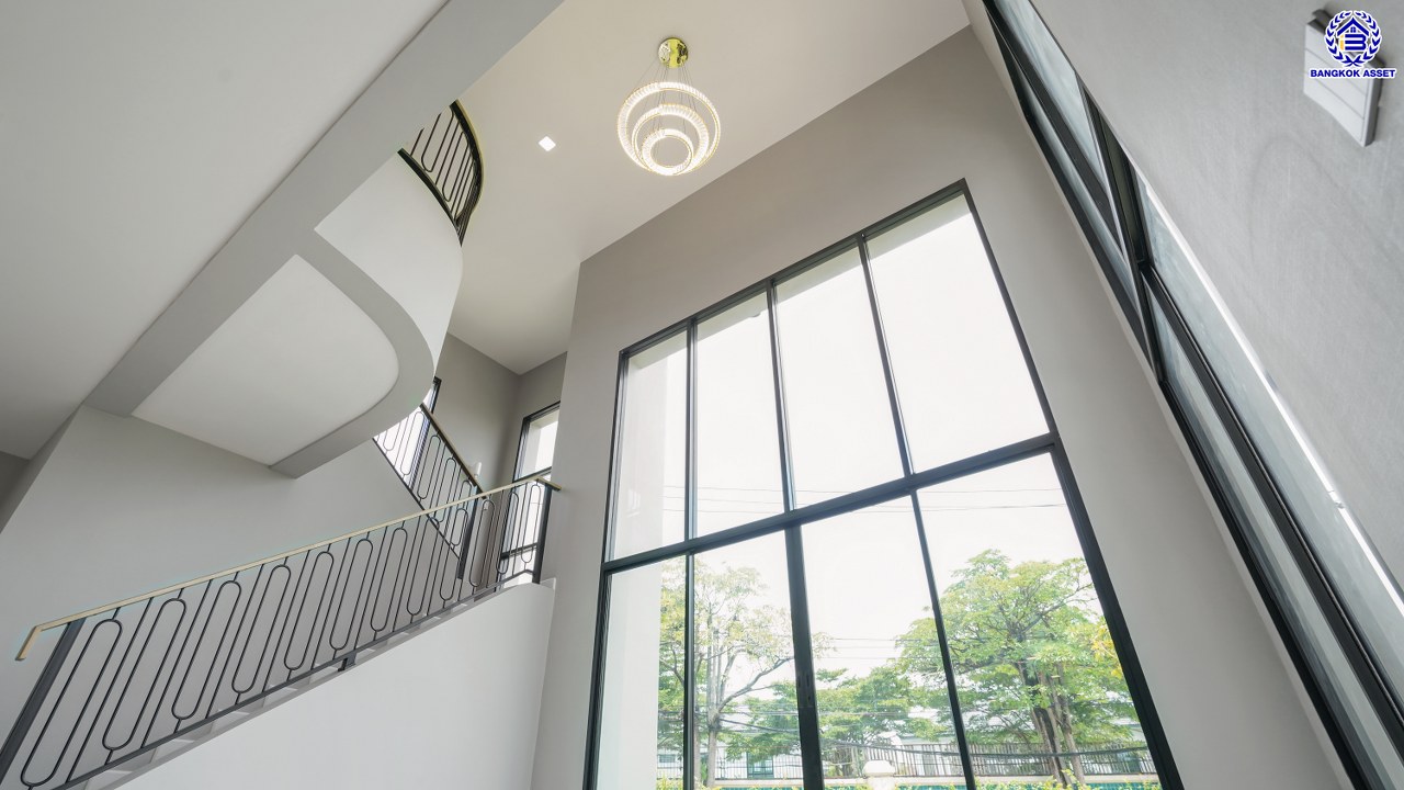 บ้านมือสองตกแต่งใหม่ โครงการ ลดาวัลย์ เลคโคโลเนียล กาญจนาภิเษก เนื้อที่ 116.3 ตร.ว. สไตล์  Modern Classic บรรยากาศ Private ใกล้สวนส่วนกลาง ฟังก์ชันจัดเต็ม 4 ห้องนอน 4 ห้องน้ำ 1 ห้องแม่บ้าน จอดรถได้ถึง 3 คัน บนพื้นที่ใช้สอยกว่า 362.11 ตร.ม. ทำเลติดถนนกาญจนาภิเษก เชื่อมต่อถนนพระราม2 และถนนเอกชัย ใกล้เซ็นทรัลพระราม2 และเดอะมอลล์บางแค