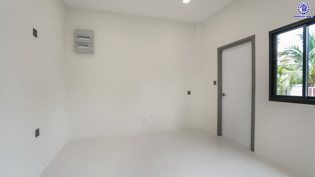 บ้านมือสองตกแต่งใหม่ โครงการ ลดาวัลย์ เลคโคโลเนียล กาญจนาภิเษก เนื้อที่ 116.3 ตร.ว. สไตล์  Modern Classic บรรยากาศ Private ใกล้สวนส่วนกลาง ฟังก์ชันจัดเต็ม 4 ห้องนอน 4 ห้องน้ำ 1 ห้องแม่บ้าน จอดรถได้ถึง 3 คัน บนพื้นที่ใช้สอยกว่า 362.11 ตร.ม. ทำเลติดถนนกาญจนาภิเษก เชื่อมต่อถนนพระราม2 และถนนเอกชัย ใกล้เซ็นทรัลพระราม2 และเดอะมอลล์บางแค