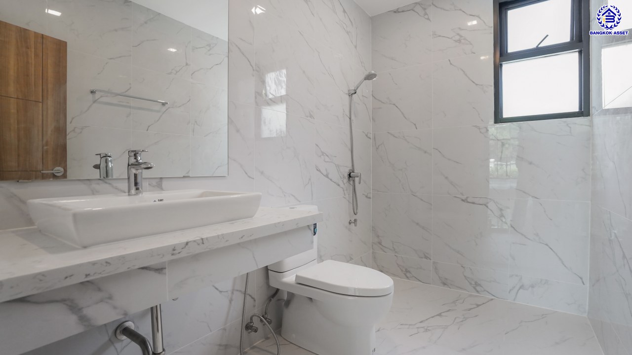 บ้านมือสองตกแต่งใหม่ โครงการ ลดาวัลย์ เลคโคโลเนียล กาญจนาภิเษก เนื้อที่ 116.3 ตร.ว. สไตล์  Modern Classic บรรยากาศ Private ใกล้สวนส่วนกลาง ฟังก์ชันจัดเต็ม 4 ห้องนอน 4 ห้องน้ำ 1 ห้องแม่บ้าน จอดรถได้ถึง 3 คัน บนพื้นที่ใช้สอยกว่า 362.11 ตร.ม. ทำเลติดถนนกาญจนาภิเษก เชื่อมต่อถนนพระราม2 และถนนเอกชัย ใกล้เซ็นทรัลพระราม2 และเดอะมอลล์บางแค