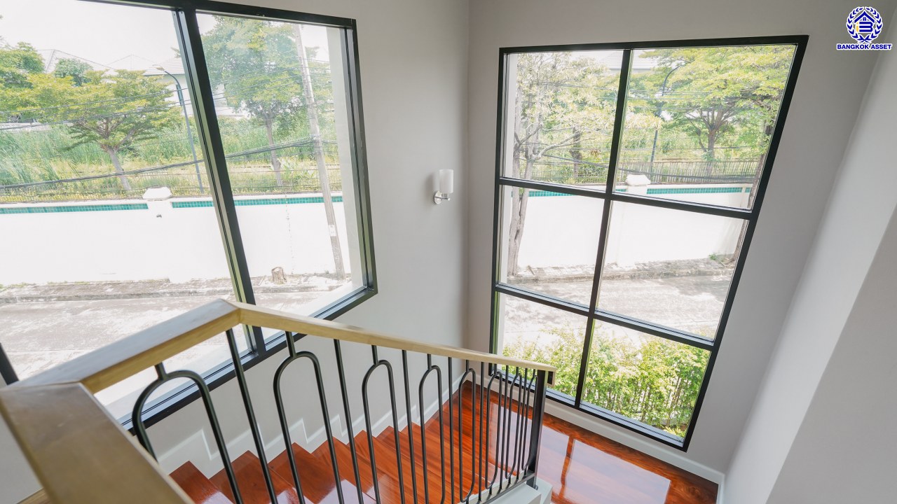 บ้านมือสองตกแต่งใหม่ โครงการ ลดาวัลย์ เลคโคโลเนียล กาญจนาภิเษก เนื้อที่ 116.3 ตร.ว. สไตล์  Modern Classic บรรยากาศ Private ใกล้สวนส่วนกลาง ฟังก์ชันจัดเต็ม 4 ห้องนอน 4 ห้องน้ำ 1 ห้องแม่บ้าน จอดรถได้ถึง 3 คัน บนพื้นที่ใช้สอยกว่า 362.11 ตร.ม. ทำเลติดถนนกาญจนาภิเษก เชื่อมต่อถนนพระราม2 และถนนเอกชัย ใกล้เซ็นทรัลพระราม2 และเดอะมอลล์บางแค