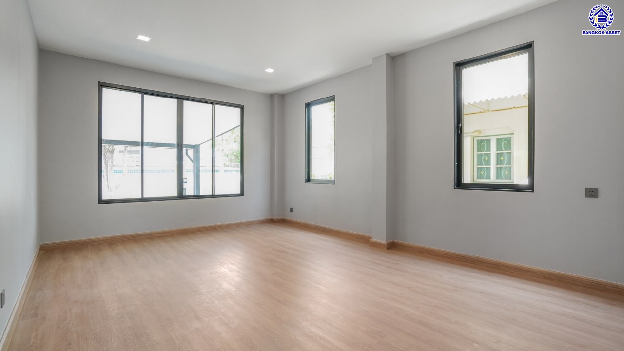 บ้านมือสองตกแต่งใหม่ โครงการ ลดาวัลย์ เลคโคโลเนียล กาญจนาภิเษก เนื้อที่ 116.3 ตร.ว. สไตล์  Modern Classic บรรยากาศ Private ใกล้สวนส่วนกลาง ฟังก์ชันจัดเต็ม 4 ห้องนอน 4 ห้องน้ำ 1 ห้องแม่บ้าน จอดรถได้ถึง 3 คัน บนพื้นที่ใช้สอยกว่า 362.11 ตร.ม. ทำเลติดถนนกาญจนาภิเษก เชื่อมต่อถนนพระราม2 และถนนเอกชัย ใกล้เซ็นทรัลพระราม2 และเดอะมอลล์บางแค