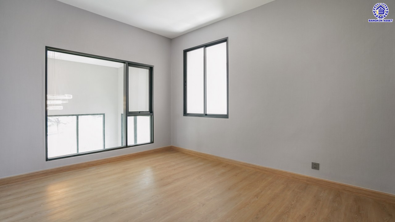 บ้านมือสองตกแต่งใหม่ โครงการ ลดาวัลย์ เลคโคโลเนียล กาญจนาภิเษก เนื้อที่ 116.3 ตร.ว. สไตล์  Modern Classic บรรยากาศ Private ใกล้สวนส่วนกลาง ฟังก์ชันจัดเต็ม 4 ห้องนอน 4 ห้องน้ำ 1 ห้องแม่บ้าน จอดรถได้ถึง 3 คัน บนพื้นที่ใช้สอยกว่า 362.11 ตร.ม. ทำเลติดถนนกาญจนาภิเษก เชื่อมต่อถนนพระราม2 และถนนเอกชัย ใกล้เซ็นทรัลพระราม2 และเดอะมอลล์บางแค