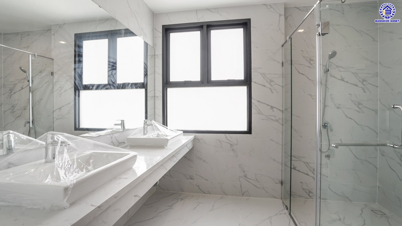 บ้านมือสองตกแต่งใหม่ โครงการ ลดาวัลย์ เลคโคโลเนียล กาญจนาภิเษก เนื้อที่ 116.3 ตร.ว. สไตล์  Modern Classic บรรยากาศ Private ใกล้สวนส่วนกลาง ฟังก์ชันจัดเต็ม 4 ห้องนอน 4 ห้องน้ำ 1 ห้องแม่บ้าน จอดรถได้ถึง 3 คัน บนพื้นที่ใช้สอยกว่า 362.11 ตร.ม. ทำเลติดถนนกาญจนาภิเษก เชื่อมต่อถนนพระราม2 และถนนเอกชัย ใกล้เซ็นทรัลพระราม2 และเดอะมอลล์บางแค