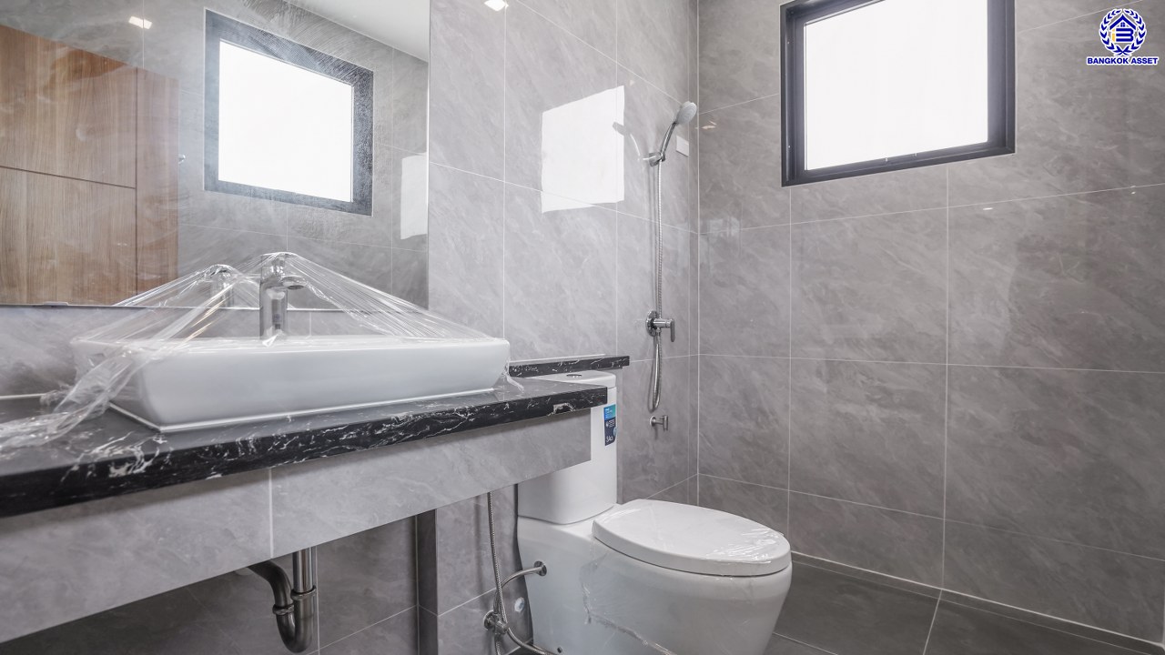 บ้านมือสองตกแต่งใหม่ โครงการ ลดาวัลย์ เลคโคโลเนียล กาญจนาภิเษก เนื้อที่ 116.3 ตร.ว. สไตล์  Modern Classic บรรยากาศ Private ใกล้สวนส่วนกลาง ฟังก์ชันจัดเต็ม 4 ห้องนอน 4 ห้องน้ำ 1 ห้องแม่บ้าน จอดรถได้ถึง 3 คัน บนพื้นที่ใช้สอยกว่า 362.11 ตร.ม. ทำเลติดถนนกาญจนาภิเษก เชื่อมต่อถนนพระราม2 และถนนเอกชัย ใกล้เซ็นทรัลพระราม2 และเดอะมอลล์บางแค