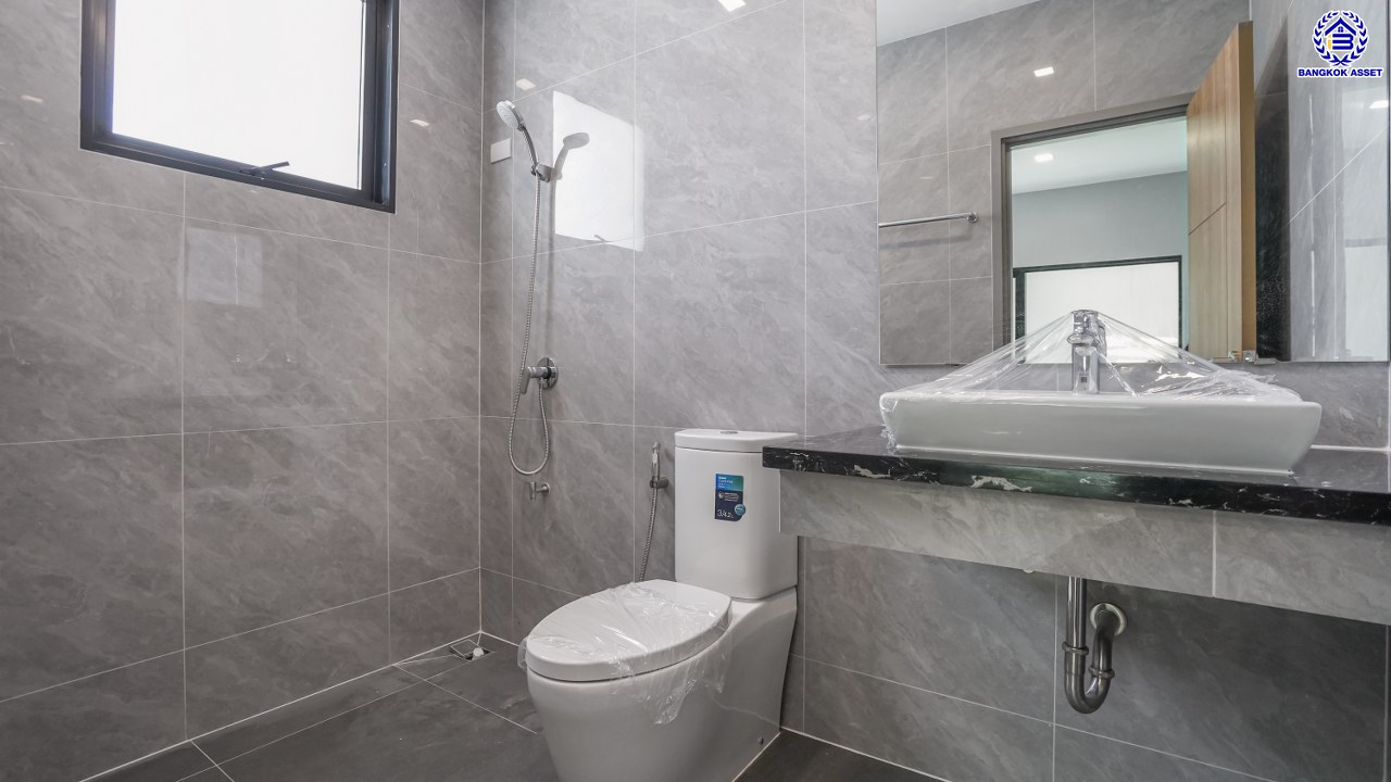 บ้านมือสองตกแต่งใหม่ โครงการ ลดาวัลย์ เลคโคโลเนียล กาญจนาภิเษก เนื้อที่ 116.3 ตร.ว. สไตล์  Modern Classic บรรยากาศ Private ใกล้สวนส่วนกลาง ฟังก์ชันจัดเต็ม 4 ห้องนอน 4 ห้องน้ำ 1 ห้องแม่บ้าน จอดรถได้ถึง 3 คัน บนพื้นที่ใช้สอยกว่า 362.11 ตร.ม. ทำเลติดถนนกาญจนาภิเษก เชื่อมต่อถนนพระราม2 และถนนเอกชัย ใกล้เซ็นทรัลพระราม2 และเดอะมอลล์บางแค