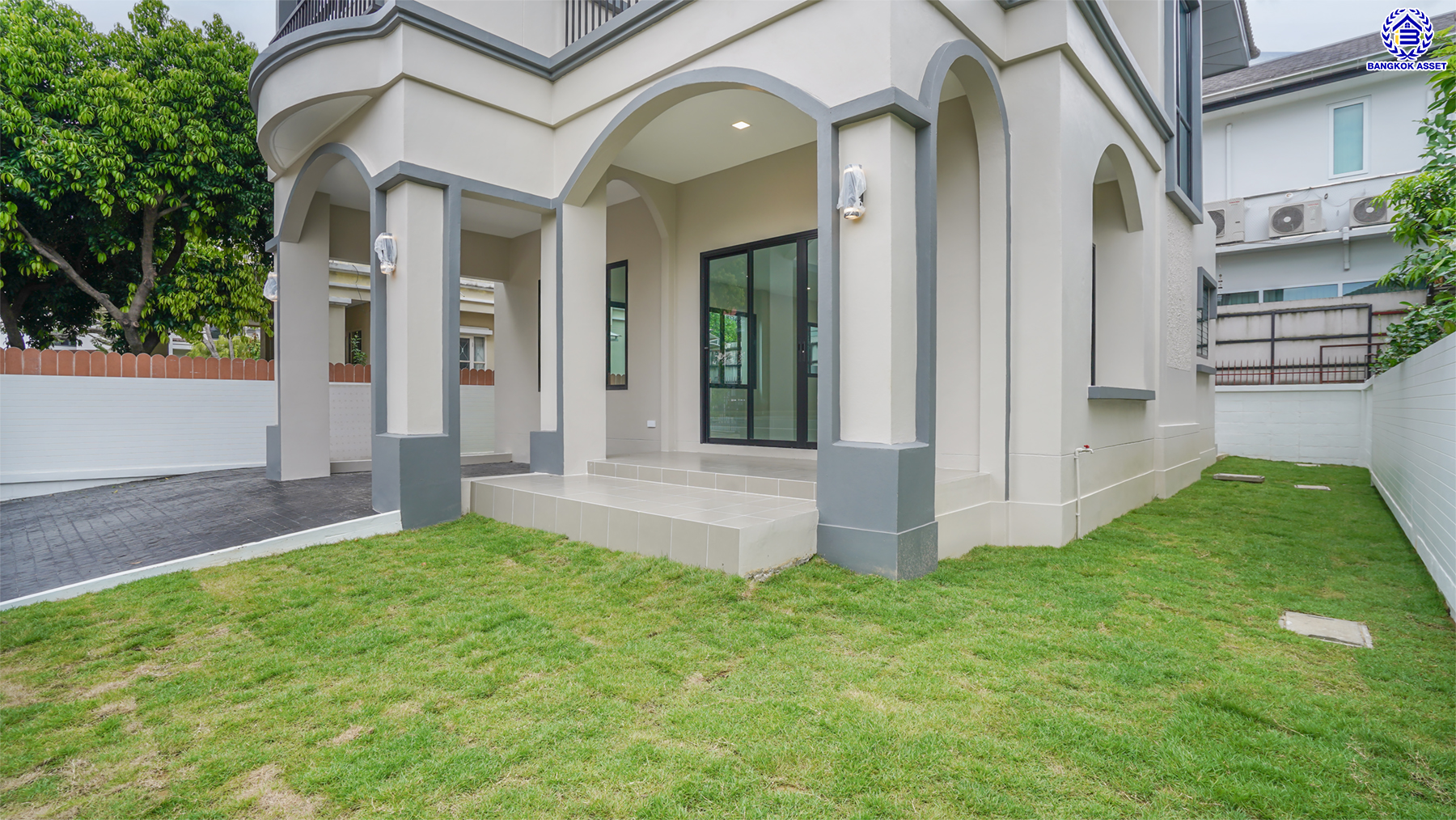 บ้านมือสองตกแต่งใหม่ จาก Land and Houses ชัยพฤกษ์ ทวีวัฒนา เนื้อที่ 51 ตร.ว. พื้นที่ใช้สอย 177.23 ตร.ม. ตอบโจทย์ทุกการอยู่อาศัย ด้วยฟังก์ชัน 3 ห้องนอน 2 ห้องน้ำ 1 ที่จอดรถ บนทำเลศักยภาพ ติดถนนทวีวัฒนา เชื่อมต่อทางคู่ขนานลอยฟ้าบรมราชชนนี ใกล้ ม.มหิดล และเซ็นทรัลศาลายา