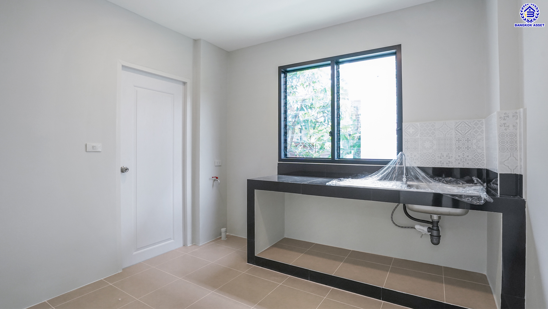 บ้านมือสองตกแต่งใหม่ จาก Land and Houses ชัยพฤกษ์ ทวีวัฒนา เนื้อที่ 51 ตร.ว. พื้นที่ใช้สอย 177.23 ตร.ม. ตอบโจทย์ทุกการอยู่อาศัย ด้วยฟังก์ชัน 3 ห้องนอน 2 ห้องน้ำ 1 ที่จอดรถ บนทำเลศักยภาพ ติดถนนทวีวัฒนา เชื่อมต่อทางคู่ขนานลอยฟ้าบรมราชชนนี ใกล้ ม.มหิดล และเซ็นทรัลศาลายา