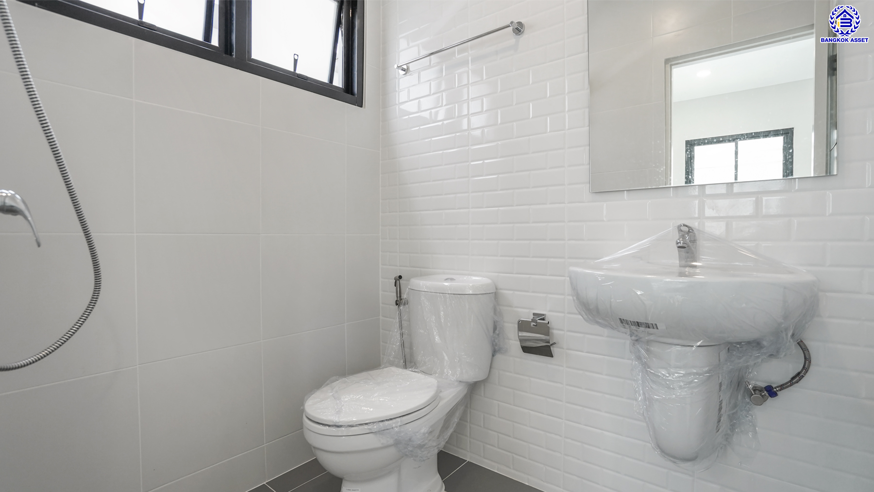 บ้านมือสองตกแต่งใหม่ จาก Land and Houses ชัยพฤกษ์ ทวีวัฒนา เนื้อที่ 51 ตร.ว. พื้นที่ใช้สอย 177.23 ตร.ม. ตอบโจทย์ทุกการอยู่อาศัย ด้วยฟังก์ชัน 3 ห้องนอน 2 ห้องน้ำ 1 ที่จอดรถ บนทำเลศักยภาพ ติดถนนทวีวัฒนา เชื่อมต่อทางคู่ขนานลอยฟ้าบรมราชชนนี ใกล้ ม.มหิดล และเซ็นทรัลศาลายา