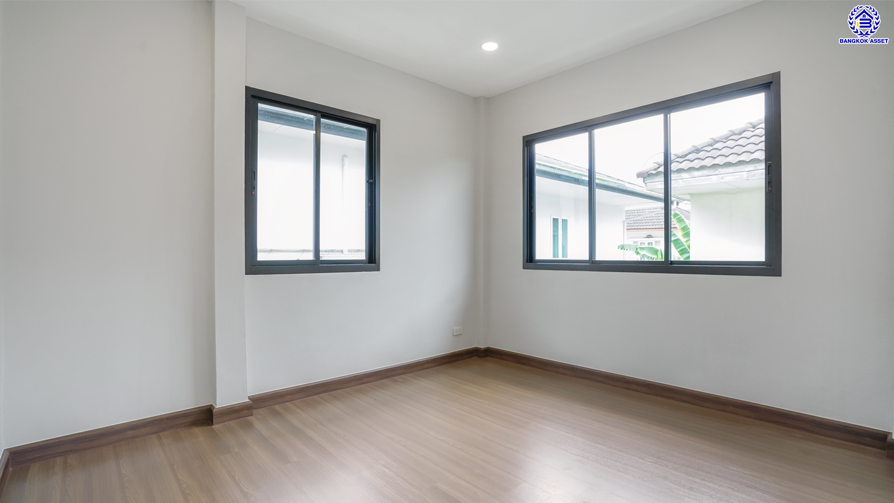 บ้านมือสองตกแต่งใหม่ จาก Land and Houses ชัยพฤกษ์ ทวีวัฒนา เนื้อที่ 51 ตร.ว. พื้นที่ใช้สอย 177.23 ตร.ม. ตอบโจทย์ทุกการอยู่อาศัย ด้วยฟังก์ชัน 3 ห้องนอน 2 ห้องน้ำ 1 ที่จอดรถ บนทำเลศักยภาพ ติดถนนทวีวัฒนา เชื่อมต่อทางคู่ขนานลอยฟ้าบรมราชชนนี ใกล้ ม.มหิดล และเซ็นทรัลศาลายา