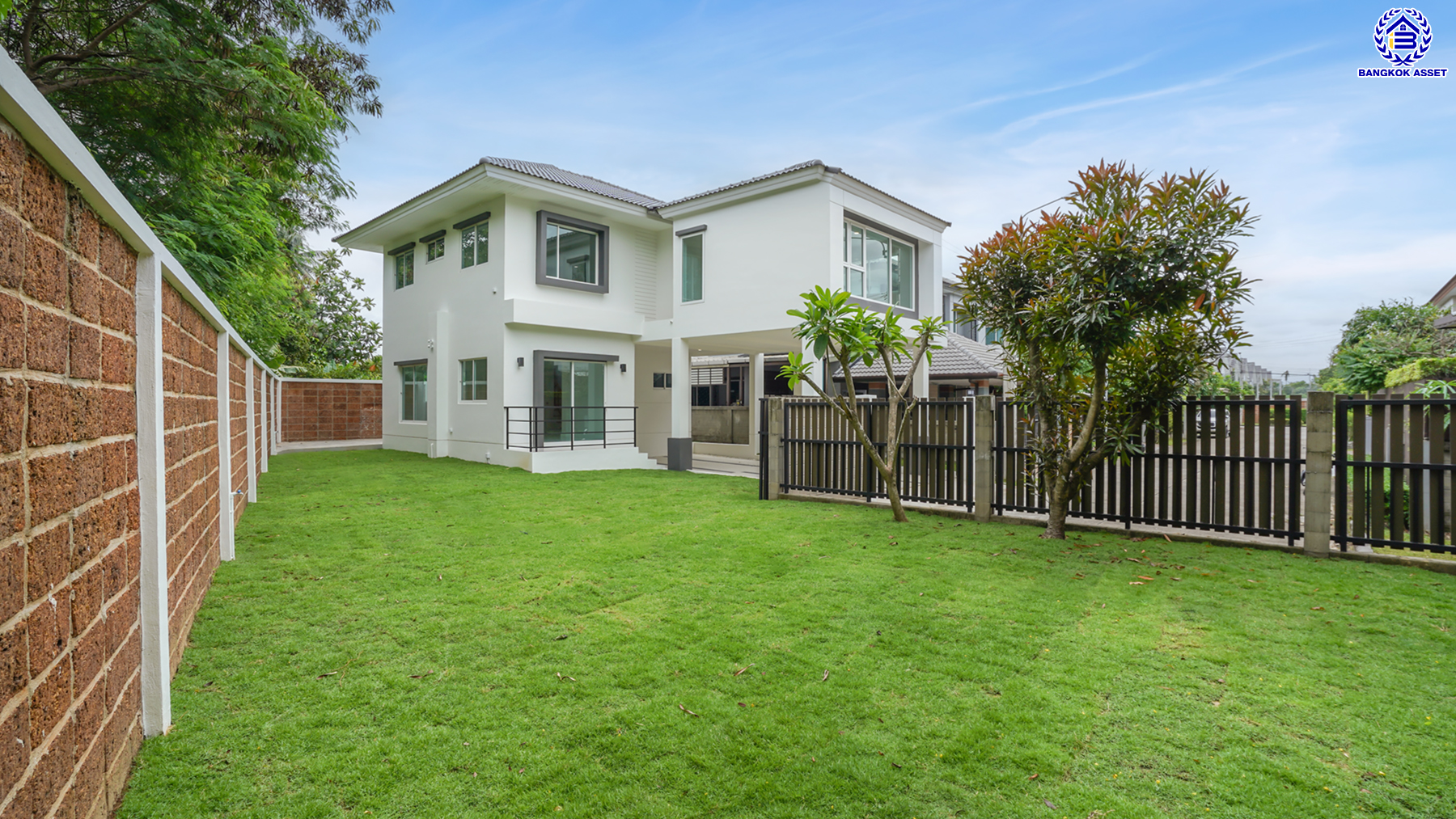 บ้านมือสองตกแต่งใหม่ จากแบรนด์ Q.House โครงการ คาซ่าวิลล์ ราชพฤกษ์-พระราม5 ติดถนนราชพฤกษ์ ใกล้เซ็นทรัลเวสต์เกต และรถไฟฟ้า "สถานีบางรักน้อยท่าอิฐ" บนเนื้อที่ 84.9 ตร.ว. พื้นที่ใช้สอย 214.19 ตร.ม. ฟังก์ชัน 3 ห้องนอน 3 ห้องน้ำ จอดรถได้ถึง 2 คัน