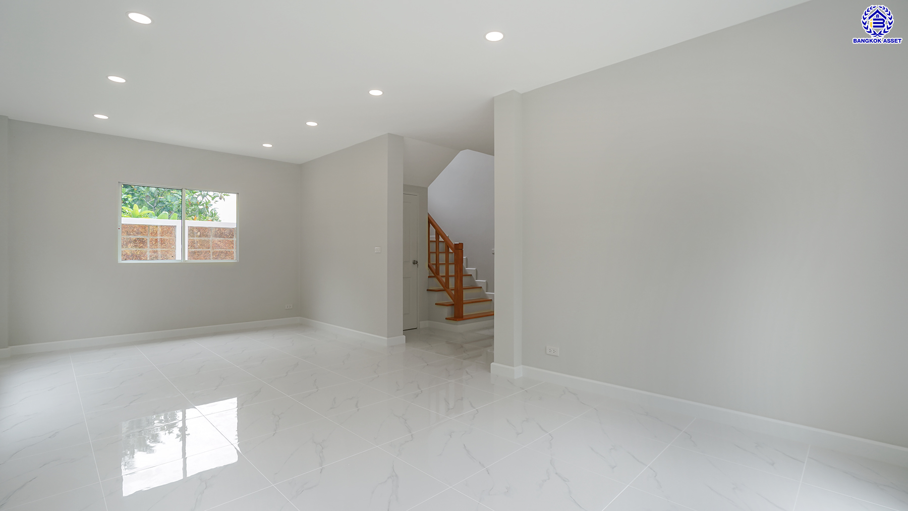 บ้านมือสองตกแต่งใหม่ จากแบรนด์ Q.House โครงการ คาซ่าวิลล์ ราชพฤกษ์-พระราม5 ติดถนนราชพฤกษ์ ใกล้เซ็นทรัลเวสต์เกต และรถไฟฟ้า "สถานีบางรักน้อยท่าอิฐ" บนเนื้อที่ 84.9 ตร.ว. พื้นที่ใช้สอย 214.19 ตร.ม. ฟังก์ชัน 3 ห้องนอน 3 ห้องน้ำ จอดรถได้ถึง 2 คัน