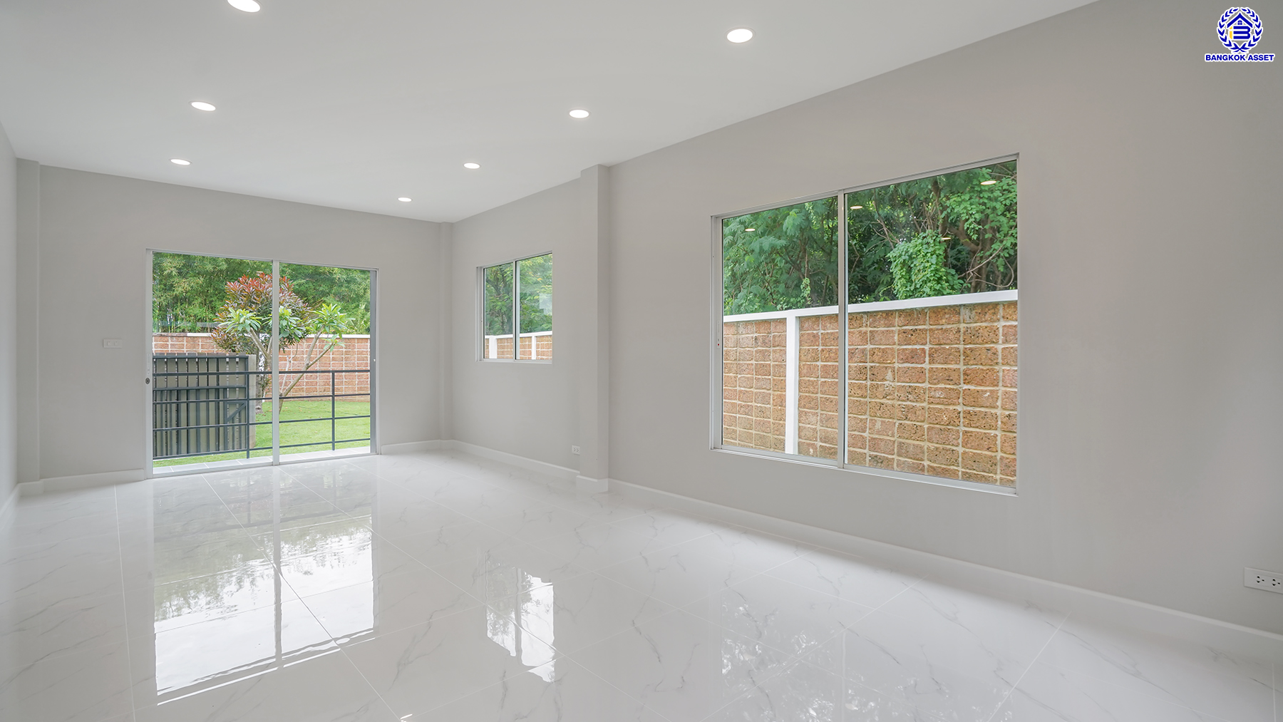 บ้านมือสองตกแต่งใหม่ จากแบรนด์ Q.House โครงการ คาซ่าวิลล์ ราชพฤกษ์-พระราม5 ติดถนนราชพฤกษ์ ใกล้เซ็นทรัลเวสต์เกต และรถไฟฟ้า "สถานีบางรักน้อยท่าอิฐ" บนเนื้อที่ 84.9 ตร.ว. พื้นที่ใช้สอย 214.19 ตร.ม. ฟังก์ชัน 3 ห้องนอน 3 ห้องน้ำ จอดรถได้ถึง 2 คัน