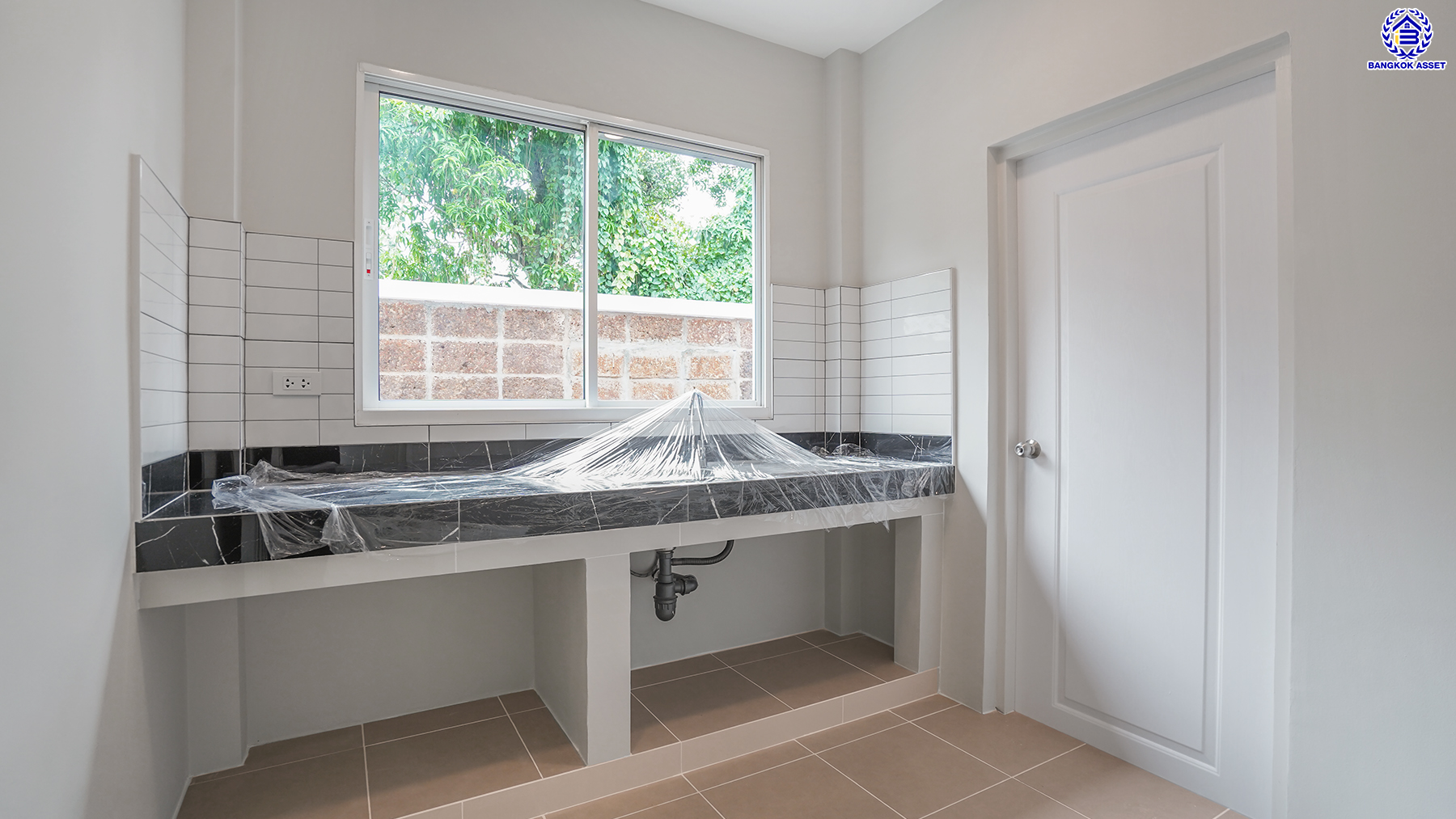 บ้านมือสองตกแต่งใหม่ จากแบรนด์ Q.House โครงการ คาซ่าวิลล์ ราชพฤกษ์-พระราม5 ติดถนนราชพฤกษ์ ใกล้เซ็นทรัลเวสต์เกต และรถไฟฟ้า "สถานีบางรักน้อยท่าอิฐ" บนเนื้อที่ 84.9 ตร.ว. พื้นที่ใช้สอย 214.19 ตร.ม. ฟังก์ชัน 3 ห้องนอน 3 ห้องน้ำ จอดรถได้ถึง 2 คัน