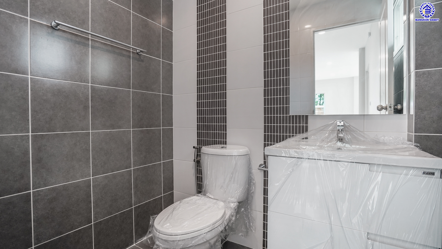 บ้านมือสองตกแต่งใหม่ จากแบรนด์ Q.House โครงการ คาซ่าวิลล์ ราชพฤกษ์-พระราม5 ติดถนนราชพฤกษ์ ใกล้เซ็นทรัลเวสต์เกต และรถไฟฟ้า "สถานีบางรักน้อยท่าอิฐ" บนเนื้อที่ 84.9 ตร.ว. พื้นที่ใช้สอย 214.19 ตร.ม. ฟังก์ชัน 3 ห้องนอน 3 ห้องน้ำ จอดรถได้ถึง 2 คัน