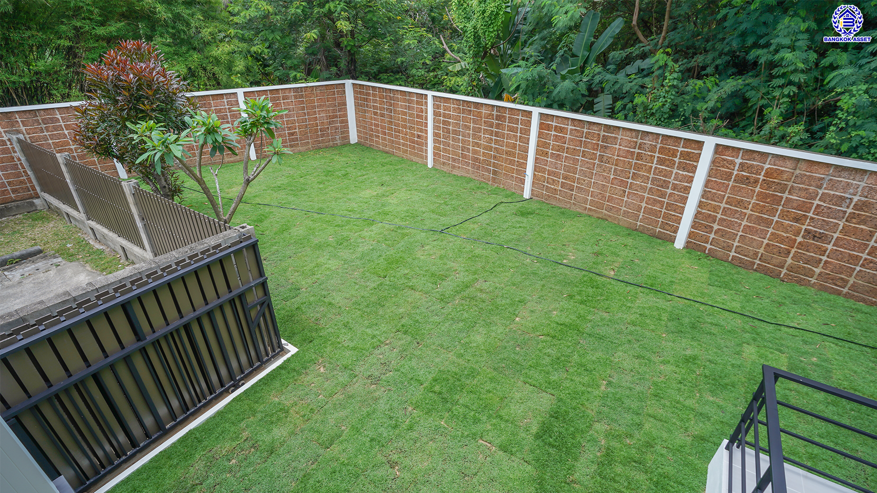 บ้านมือสองตกแต่งใหม่ จากแบรนด์ Q.House โครงการ คาซ่าวิลล์ ราชพฤกษ์-พระราม5 ติดถนนราชพฤกษ์ ใกล้เซ็นทรัลเวสต์เกต และรถไฟฟ้า "สถานีบางรักน้อยท่าอิฐ" บนเนื้อที่ 84.9 ตร.ว. พื้นที่ใช้สอย 214.19 ตร.ม. ฟังก์ชัน 3 ห้องนอน 3 ห้องน้ำ จอดรถได้ถึง 2 คัน