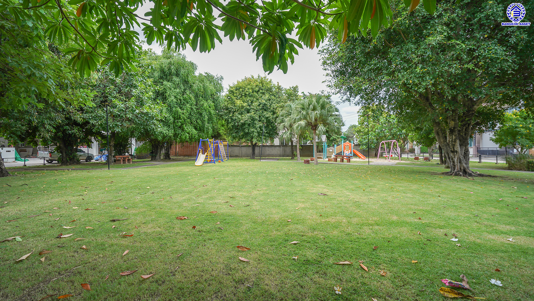 บ้านมือสองตกแต่งใหม่ จากแบรนด์ Q.House โครงการ คาซ่าวิลล์ ราชพฤกษ์-พระราม5 ติดถนนราชพฤกษ์ ใกล้เซ็นทรัลเวสต์เกต และรถไฟฟ้า "สถานีบางรักน้อยท่าอิฐ" บนเนื้อที่ 84.9 ตร.ว. พื้นที่ใช้สอย 214.19 ตร.ม. ฟังก์ชัน 3 ห้องนอน 3 ห้องน้ำ จอดรถได้ถึง 2 คัน