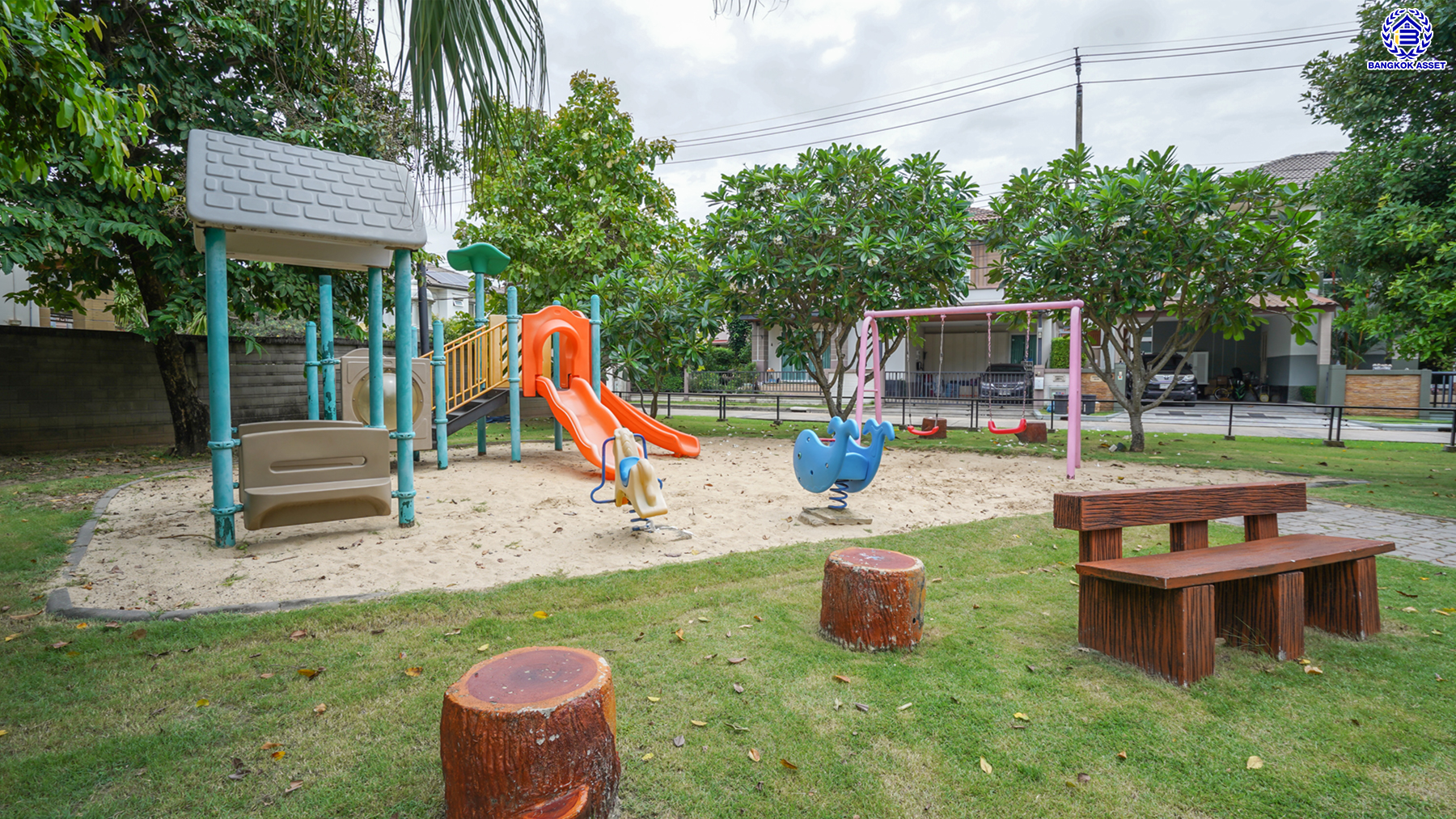 บ้านมือสองตกแต่งใหม่ จากแบรนด์ Q.House โครงการ คาซ่าวิลล์ ราชพฤกษ์-พระราม5 ติดถนนราชพฤกษ์ ใกล้เซ็นทรัลเวสต์เกต และรถไฟฟ้า "สถานีบางรักน้อยท่าอิฐ" บนเนื้อที่ 84.9 ตร.ว. พื้นที่ใช้สอย 214.19 ตร.ม. ฟังก์ชัน 3 ห้องนอน 3 ห้องน้ำ จอดรถได้ถึง 2 คัน