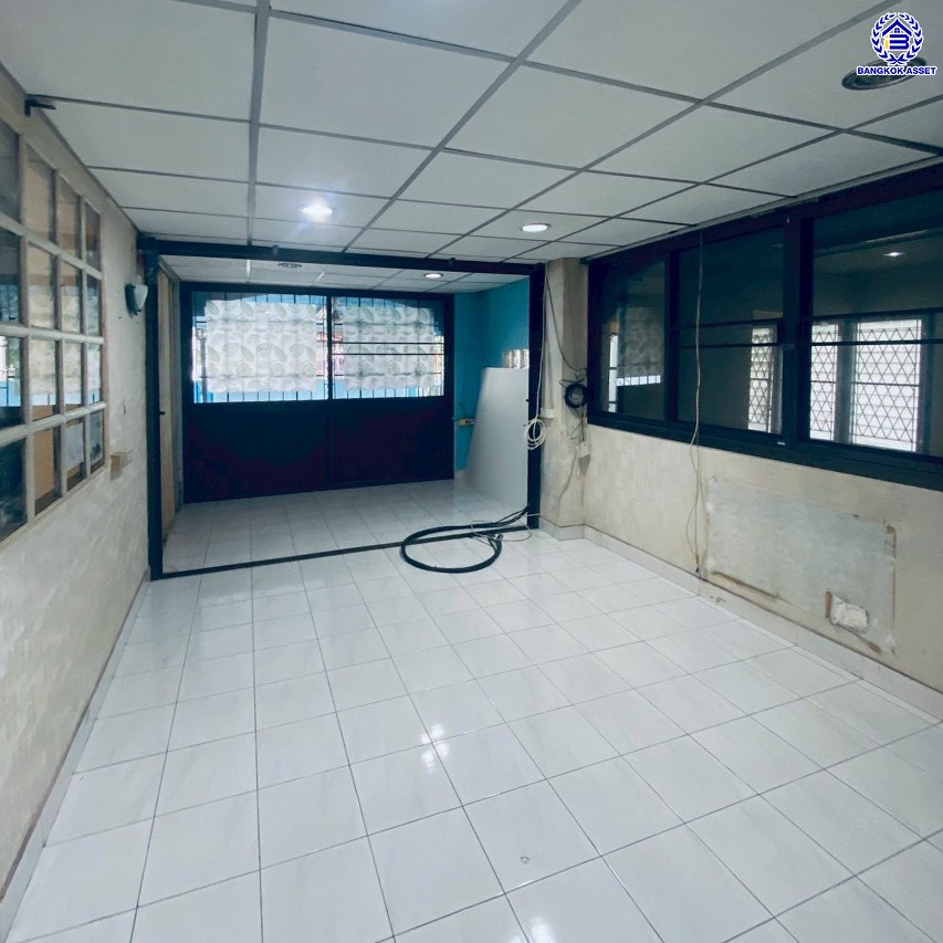 บ้านเดี่ยวมือสอง โครงการ ชัยพฤกษ์ บางแวก เนื้อที่ 83.10 ตร.ว. พื้นที่ใช้สอย 120 ตร.ม. ฟังก์ชัน 5 ห้องนอน 3 ห้องน้ำ จอดรถได้ 5 คัน พร้อมของแถมอีกหลายรายการ บนทำเลศักยภาพเชื่อมต่อหลายเส้นทางทั้ง ถนนบางแวก ถนนจรัญสนิทวงศ์ ถนนเพชรเกษม ใกล้เซ็นทรัลปิ่นเกล้า และจุดขึ้นทางด่วน "กาญจนาภิเษก"