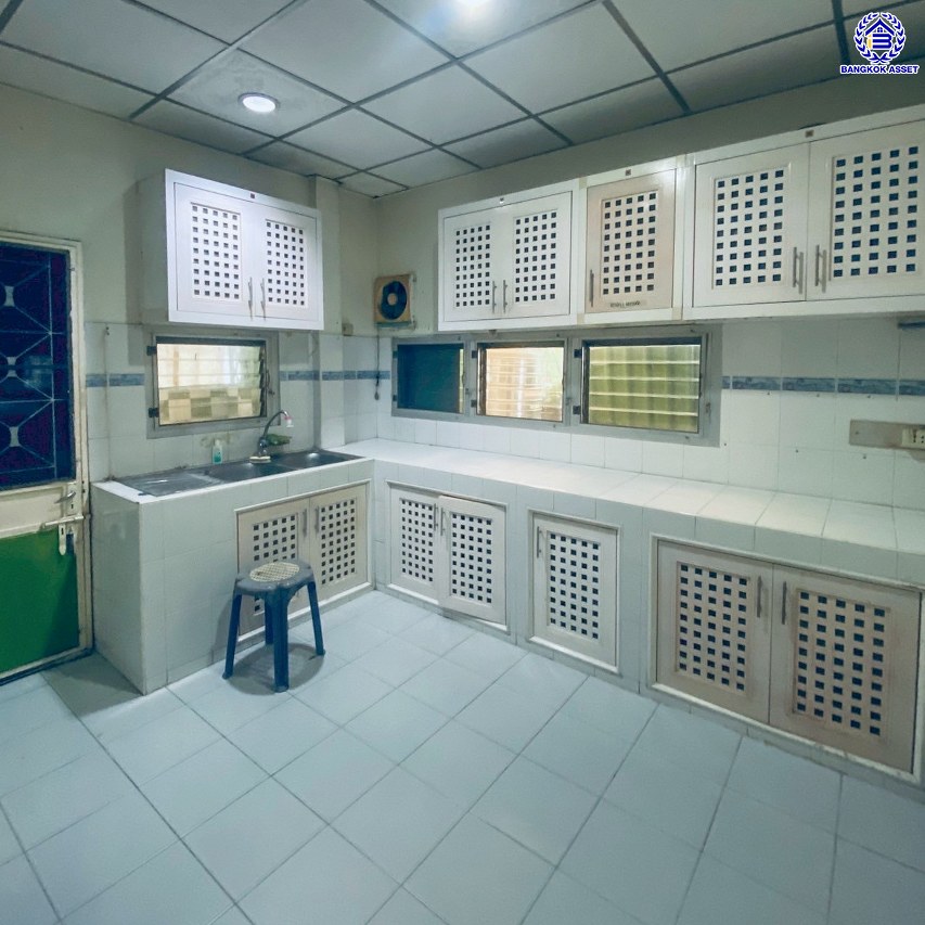 บ้านเดี่ยวมือสอง โครงการ ชัยพฤกษ์ บางแวก เนื้อที่ 83.10 ตร.ว. พื้นที่ใช้สอย 120 ตร.ม. ฟังก์ชัน 5 ห้องนอน 3 ห้องน้ำ จอดรถได้ 5 คัน พร้อมของแถมอีกหลายรายการ บนทำเลศักยภาพเชื่อมต่อหลายเส้นทางทั้ง ถนนบางแวก ถนนจรัญสนิทวงศ์ ถนนเพชรเกษม ใกล้เซ็นทรัลปิ่นเกล้า และจุดขึ้นทางด่วน "กาญจนาภิเษก"