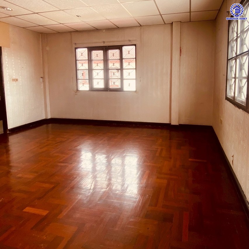 บ้านเดี่ยวมือสอง โครงการ ชัยพฤกษ์ บางแวก เนื้อที่ 83.10 ตร.ว. พื้นที่ใช้สอย 120 ตร.ม. ฟังก์ชัน 5 ห้องนอน 3 ห้องน้ำ จอดรถได้ 5 คัน พร้อมของแถมอีกหลายรายการ บนทำเลศักยภาพเชื่อมต่อหลายเส้นทางทั้ง ถนนบางแวก ถนนจรัญสนิทวงศ์ ถนนเพชรเกษม ใกล้เซ็นทรัลปิ่นเกล้า และจุดขึ้นทางด่วน "กาญจนาภิเษก"