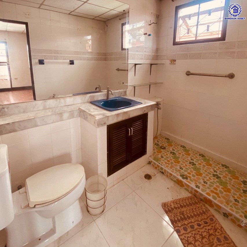 บ้านเดี่ยวมือสอง โครงการ ชัยพฤกษ์ บางแวก เนื้อที่ 83.10 ตร.ว. พื้นที่ใช้สอย 120 ตร.ม. ฟังก์ชัน 5 ห้องนอน 3 ห้องน้ำ จอดรถได้ 5 คัน พร้อมของแถมอีกหลายรายการ บนทำเลศักยภาพเชื่อมต่อหลายเส้นทางทั้ง ถนนบางแวก ถนนจรัญสนิทวงศ์ ถนนเพชรเกษม ใกล้เซ็นทรัลปิ่นเกล้า และจุดขึ้นทางด่วน "กาญจนาภิเษก"