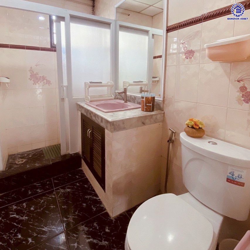 บ้านเดี่ยวมือสอง โครงการ ชัยพฤกษ์ บางแวก เนื้อที่ 83.10 ตร.ว. พื้นที่ใช้สอย 120 ตร.ม. ฟังก์ชัน 5 ห้องนอน 3 ห้องน้ำ จอดรถได้ 5 คัน พร้อมของแถมอีกหลายรายการ บนทำเลศักยภาพเชื่อมต่อหลายเส้นทางทั้ง ถนนบางแวก ถนนจรัญสนิทวงศ์ ถนนเพชรเกษม ใกล้เซ็นทรัลปิ่นเกล้า และจุดขึ้นทางด่วน "กาญจนาภิเษก"