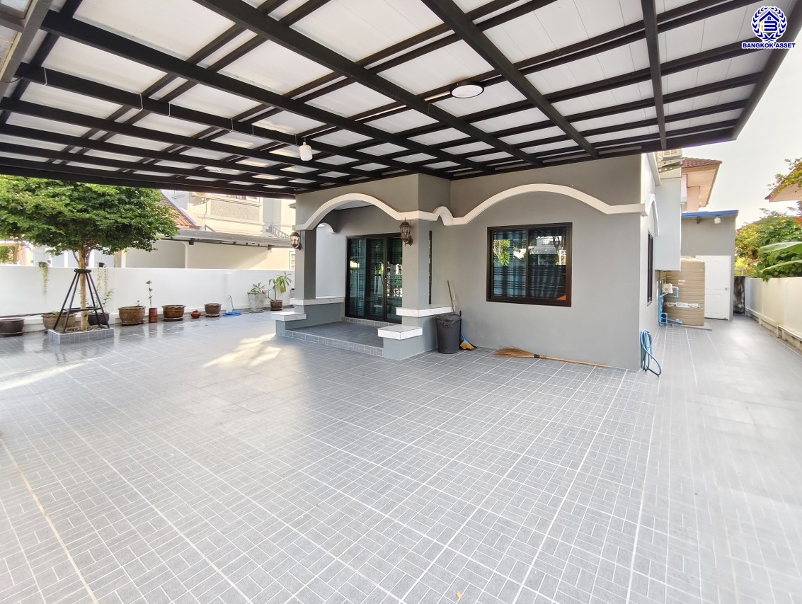 บ้านเดี่ยวมือสองนนทบุรี โครงการ ชลลดา บางบัวทอง เนื้อที่ 60 ตร.ว. พื้นที่ใช้สอย 140 ตร.ม. ฟังก์ชัน 5 ห้องนอน 3 ห้องน้ำ จอดรถได้ 2 คัน แถมฟรี! เครื่องปรับอากาศ และ เครื่องทำน้ำอุ่น บนทำเลคุณภาพ เชื่อมต่อถนนบางกรวย-ไทรน้อย, ถนนรัตนาธิเบศร์ ใกล้เซ็นทรัลเวสต์เกต และรถไฟฟ้าสายสีม่วง "สถานีบางพลู"