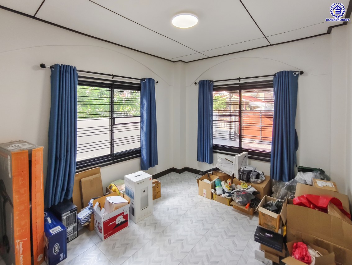 บ้านเดี่ยวมือสองนนทบุรี โครงการ ชลลดา บางบัวทอง เนื้อที่ 60 ตร.ว. พื้นที่ใช้สอย 140 ตร.ม. ฟังก์ชัน 5 ห้องนอน 3 ห้องน้ำ จอดรถได้ 2 คัน แถมฟรี! เครื่องปรับอากาศ และ เครื่องทำน้ำอุ่น บนทำเลคุณภาพ เชื่อมต่อถนนบางกรวย-ไทรน้อย, ถนนรัตนาธิเบศร์ ใกล้เซ็นทรัลเวสต์เกต และรถไฟฟ้าสายสีม่วง "สถานีบางพลู"