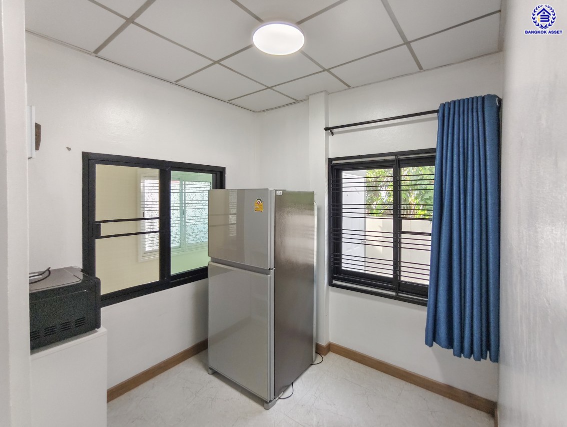 บ้านเดี่ยวมือสองนนทบุรี โครงการ ชลลดา บางบัวทอง เนื้อที่ 60 ตร.ว. พื้นที่ใช้สอย 140 ตร.ม. ฟังก์ชัน 5 ห้องนอน 3 ห้องน้ำ จอดรถได้ 2 คัน แถมฟรี! เครื่องปรับอากาศ และ เครื่องทำน้ำอุ่น บนทำเลคุณภาพ เชื่อมต่อถนนบางกรวย-ไทรน้อย, ถนนรัตนาธิเบศร์ ใกล้เซ็นทรัลเวสต์เกต และรถไฟฟ้าสายสีม่วง "สถานีบางพลู"