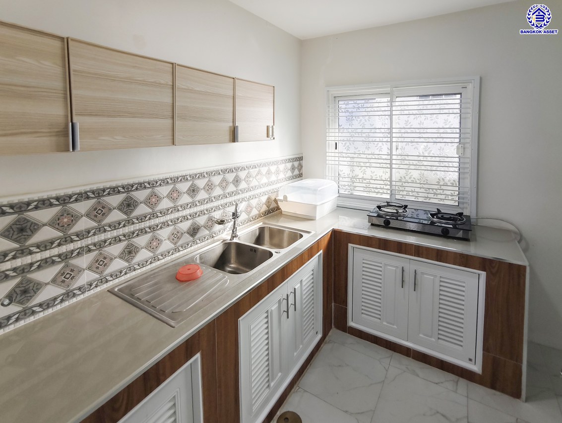 บ้านเดี่ยวมือสองนนทบุรี โครงการ ชลลดา บางบัวทอง เนื้อที่ 60 ตร.ว. พื้นที่ใช้สอย 140 ตร.ม. ฟังก์ชัน 5 ห้องนอน 3 ห้องน้ำ จอดรถได้ 2 คัน แถมฟรี! เครื่องปรับอากาศ และ เครื่องทำน้ำอุ่น บนทำเลคุณภาพ เชื่อมต่อถนนบางกรวย-ไทรน้อย, ถนนรัตนาธิเบศร์ ใกล้เซ็นทรัลเวสต์เกต และรถไฟฟ้าสายสีม่วง "สถานีบางพลู"