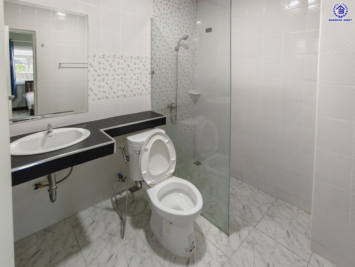 บ้านเดี่ยวมือสองนนทบุรี โครงการ ชลลดา บางบัวทอง เนื้อที่ 60 ตร.ว. พื้นที่ใช้สอย 140 ตร.ม. ฟังก์ชัน 5 ห้องนอน 3 ห้องน้ำ จอดรถได้ 2 คัน แถมฟรี! เครื่องปรับอากาศ และ เครื่องทำน้ำอุ่น บนทำเลคุณภาพ เชื่อมต่อถนนบางกรวย-ไทรน้อย, ถนนรัตนาธิเบศร์ ใกล้เซ็นทรัลเวสต์เกต และรถไฟฟ้าสายสีม่วง "สถานีบางพลู"