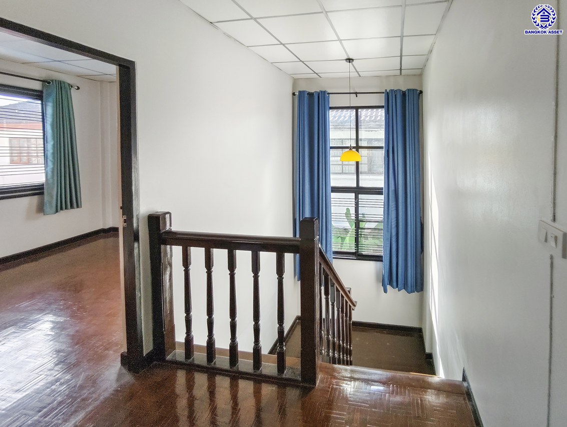 บ้านเดี่ยวมือสองนนทบุรี โครงการ ชลลดา บางบัวทอง เนื้อที่ 60 ตร.ว. พื้นที่ใช้สอย 140 ตร.ม. ฟังก์ชัน 5 ห้องนอน 3 ห้องน้ำ จอดรถได้ 2 คัน แถมฟรี! เครื่องปรับอากาศ และ เครื่องทำน้ำอุ่น บนทำเลคุณภาพ เชื่อมต่อถนนบางกรวย-ไทรน้อย, ถนนรัตนาธิเบศร์ ใกล้เซ็นทรัลเวสต์เกต และรถไฟฟ้าสายสีม่วง "สถานีบางพลู"