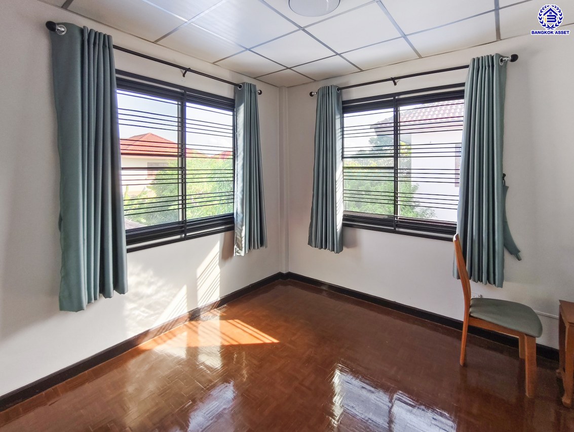 บ้านเดี่ยวมือสองนนทบุรี โครงการ ชลลดา บางบัวทอง เนื้อที่ 60 ตร.ว. พื้นที่ใช้สอย 140 ตร.ม. ฟังก์ชัน 5 ห้องนอน 3 ห้องน้ำ จอดรถได้ 2 คัน แถมฟรี! เครื่องปรับอากาศ และ เครื่องทำน้ำอุ่น บนทำเลคุณภาพ เชื่อมต่อถนนบางกรวย-ไทรน้อย, ถนนรัตนาธิเบศร์ ใกล้เซ็นทรัลเวสต์เกต และรถไฟฟ้าสายสีม่วง "สถานีบางพลู"