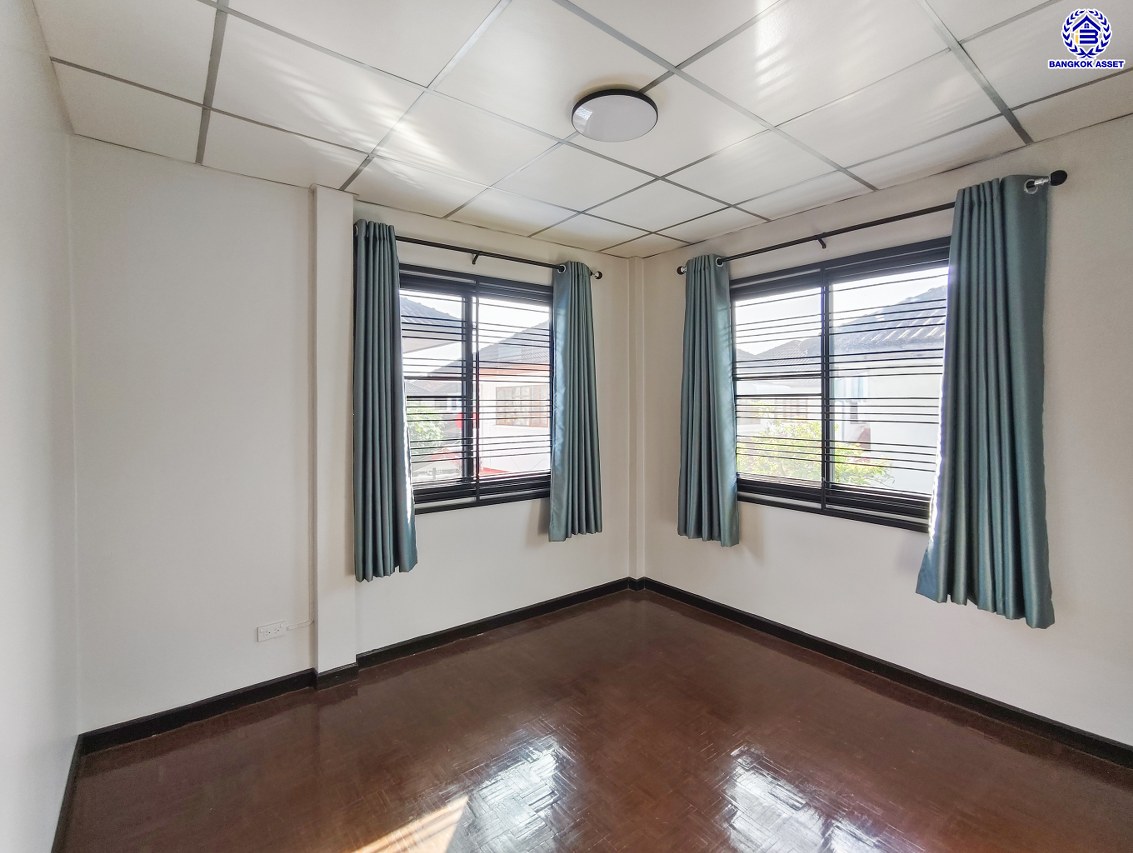 บ้านเดี่ยวมือสองนนทบุรี โครงการ ชลลดา บางบัวทอง เนื้อที่ 60 ตร.ว. พื้นที่ใช้สอย 140 ตร.ม. ฟังก์ชัน 5 ห้องนอน 3 ห้องน้ำ จอดรถได้ 2 คัน แถมฟรี! เครื่องปรับอากาศ และ เครื่องทำน้ำอุ่น บนทำเลคุณภาพ เชื่อมต่อถนนบางกรวย-ไทรน้อย, ถนนรัตนาธิเบศร์ ใกล้เซ็นทรัลเวสต์เกต และรถไฟฟ้าสายสีม่วง "สถานีบางพลู"