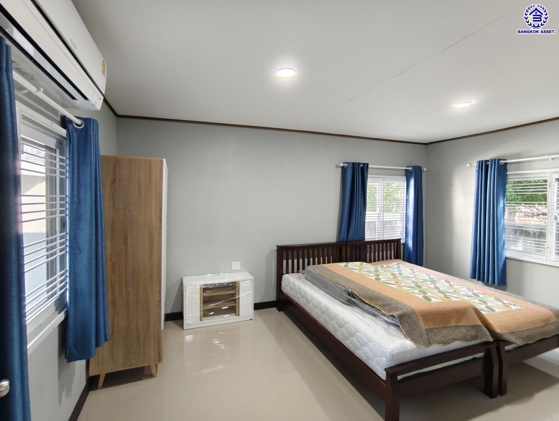 บ้านเดี่ยวมือสองนนทบุรี โครงการ ชลลดา บางบัวทอง เนื้อที่ 60 ตร.ว. พื้นที่ใช้สอย 140 ตร.ม. ฟังก์ชัน 5 ห้องนอน 3 ห้องน้ำ จอดรถได้ 2 คัน แถมฟรี! เครื่องปรับอากาศ และ เครื่องทำน้ำอุ่น บนทำเลคุณภาพ เชื่อมต่อถนนบางกรวย-ไทรน้อย, ถนนรัตนาธิเบศร์ ใกล้เซ็นทรัลเวสต์เกต และรถไฟฟ้าสายสีม่วง "สถานีบางพลู"