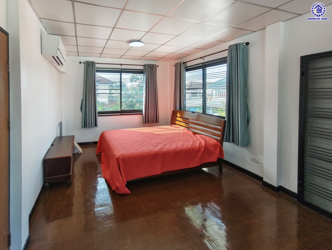 บ้านเดี่ยวมือสองนนทบุรี โครงการ ชลลดา บางบัวทอง เนื้อที่ 60 ตร.ว. พื้นที่ใช้สอย 140 ตร.ม. ฟังก์ชัน 5 ห้องนอน 3 ห้องน้ำ จอดรถได้ 2 คัน แถมฟรี! เครื่องปรับอากาศ และ เครื่องทำน้ำอุ่น บนทำเลคุณภาพ เชื่อมต่อถนนบางกรวย-ไทรน้อย, ถนนรัตนาธิเบศร์ ใกล้เซ็นทรัลเวสต์เกต และรถไฟฟ้าสายสีม่วง "สถานีบางพลู"