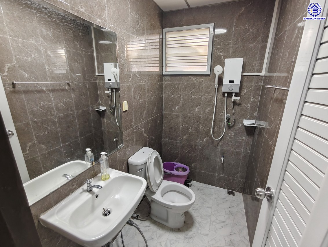 บ้านเดี่ยวมือสองนนทบุรี โครงการ ชลลดา บางบัวทอง เนื้อที่ 60 ตร.ว. พื้นที่ใช้สอย 140 ตร.ม. ฟังก์ชัน 5 ห้องนอน 3 ห้องน้ำ จอดรถได้ 2 คัน แถมฟรี! เครื่องปรับอากาศ และ เครื่องทำน้ำอุ่น บนทำเลคุณภาพ เชื่อมต่อถนนบางกรวย-ไทรน้อย, ถนนรัตนาธิเบศร์ ใกล้เซ็นทรัลเวสต์เกต และรถไฟฟ้าสายสีม่วง "สถานีบางพลู"