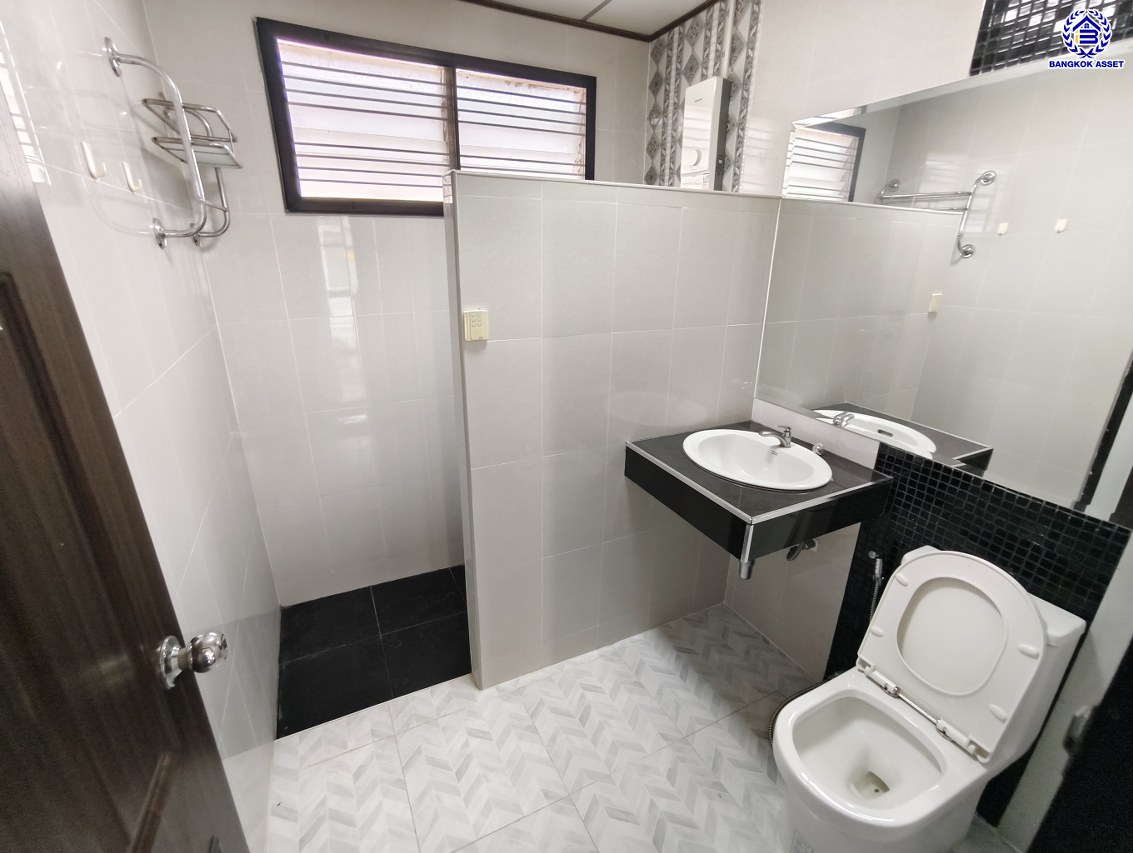 บ้านเดี่ยวมือสองนนทบุรี โครงการ ชลลดา บางบัวทอง เนื้อที่ 60 ตร.ว. พื้นที่ใช้สอย 140 ตร.ม. ฟังก์ชัน 5 ห้องนอน 3 ห้องน้ำ จอดรถได้ 2 คัน แถมฟรี! เครื่องปรับอากาศ และ เครื่องทำน้ำอุ่น บนทำเลคุณภาพ เชื่อมต่อถนนบางกรวย-ไทรน้อย, ถนนรัตนาธิเบศร์ ใกล้เซ็นทรัลเวสต์เกต และรถไฟฟ้าสายสีม่วง "สถานีบางพลู"