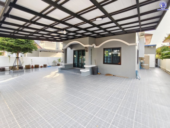 บ้านเดี่ยวมือสองนนทบุรี โครงการ ชลลดา บางบัวทอง เนื้อที่ 60 ตร.ว. พื้นที่ใช้สอย 140 ตร.ม. ฟังก์ชัน 5 ห้องนอน 3 ห้องน้ำ จอดรถได้ 2 คัน แถมฟรี! เครื่องปรับอากาศ และ เครื่องทำน้ำอุ่น บนทำเลคุณภาพ เชื่อมต่อถนนบางกรวย-ไทรน้อย, ถนนรัตนาธิเบศร์ ใกล้เซ็นทรัลเวสต์เกต และรถไฟฟ้าสายสีม่วง "สถานีบางพลู"