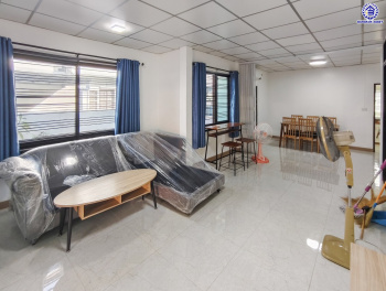 บ้านเดี่ยวมือสองนนทบุรี โครงการ ชลลดา บางบัวทอง เนื้อที่ 60 ตร.ว. พื้นที่ใช้สอย 140 ตร.ม. ฟังก์ชัน 5 ห้องนอน 3 ห้องน้ำ จอดรถได้ 2 คัน แถมฟรี! เครื่องปรับอากาศ และ เครื่องทำน้ำอุ่น บนทำเลคุณภาพ เชื่อมต่อถนนบางกรวย-ไทรน้อย, ถนนรัตนาธิเบศร์ ใกล้เซ็นทรัลเวสต์เกต และรถไฟฟ้าสายสีม่วง "สถานีบางพลู"