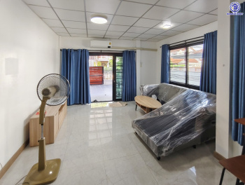 บ้านเดี่ยวมือสองนนทบุรี โครงการ ชลลดา บางบัวทอง เนื้อที่ 60 ตร.ว. พื้นที่ใช้สอย 140 ตร.ม. ฟังก์ชัน 5 ห้องนอน 3 ห้องน้ำ จอดรถได้ 2 คัน แถมฟรี! เครื่องปรับอากาศ และ เครื่องทำน้ำอุ่น บนทำเลคุณภาพ เชื่อมต่อถนนบางกรวย-ไทรน้อย, ถนนรัตนาธิเบศร์ ใกล้เซ็นทรัลเวสต์เกต และรถไฟฟ้าสายสีม่วง "สถานีบางพลู"